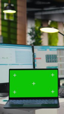 Vertical Video Professional yöneticisi grafikler ve izole edilmiş maket ekran ile çalışarak uluslararası piyasada iş başarısını güvence altına alıyor. Ofisteki küresel genişleme stratejisi için veriler gözden geçiriliyor