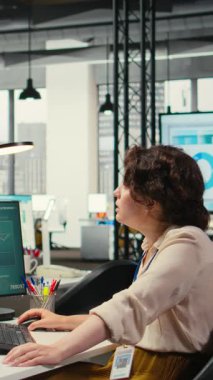 Dikey video çeşitliliği olan kadın ve erkek iş yerinde birbirlerini yumruk tokuşturarak selamlıyorlar, ofis arkadaşları günlük organizasyon görevlerinde çalışmaya başlamadan önce selamlıyorlar. Çok uluslu şirket.