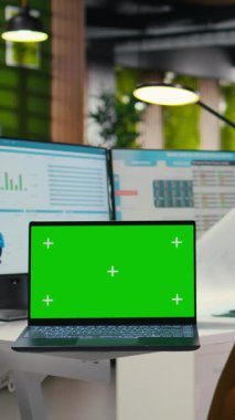 Dikey Video Kadın iş analisti, şirketi genişletmek ve performans ölçümlerini artırmak için yeni bir geliştirme stratejisi geliştirmek için, bir kopya alanı ile tahminleri gözden geçiriyor. Profesyonel amaçlar. Kamera A.