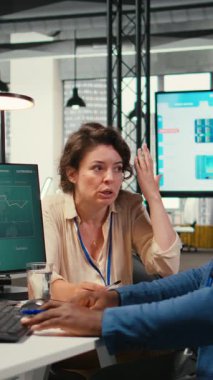 Dikey Video Kadın ekip lideri, iş baskısı ve kaos nedeniyle çileden çıkıyor ve iş imajını kurtarmak için çabalıyor. Memnuniyetsiz patron çalışanları ve iş gerilimi yüzünden hayal kırıklığına uğramış. Kamera.