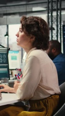 İş yerindeki Dikey Video Kadın Danışmanı karı artırmak ve iş operasyonlarını genişletmek için yeni bir strateji düşünüyor. İş kadını analitik oturum için veri bilgilerini inceliyor. Kamera A.