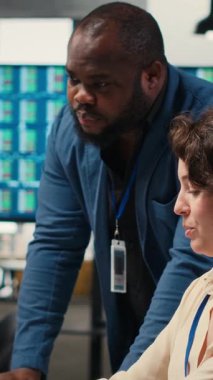 Vertical Video Diverse ofis arkadaşları raporlar oluşturmak, iş stratejisi ve analizleri uygulamak ve yenilikçiliği yönlendirmek ve şirket performansını artırmak için aylık veri grafiklerini gözden geçiriyorlar. İş birliği