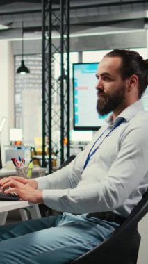 Vertical Video Professional Danışmanlığı, finansal veri tahminlerini bilgisayar ekranında inceleyerek, kurumsal hedeflere uyum sağlamak için yenilikçi iş çözümleri geliştiriyor. Şirket sektörü stratejisi