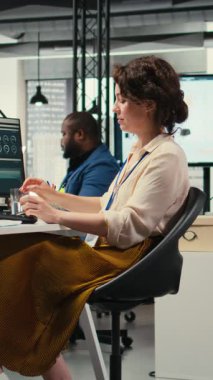 Dikey Video Kadın danışmanı, stratejiyi hedefler ve verimli bir projeye destek ile hizalamak için beyin fırtınası ve veri tahmini, içgörü ve teknolojiyi kullanmaktadır