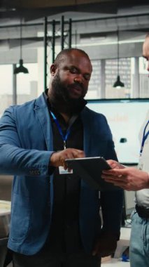 Dikey Video İş Adamları analistleri çalışma alanındaki verimlilik anlayışlarını izleyerek, detaylı performans ölçümleri ve açıklamaları ve iş yönetimi için öngörüleri planlamak için analitiklerden yararlanıyorlar. Kamera A