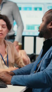 Baskı altındaki dikey video işkadını iş arkadaşından bıkmış, iş gerginliği ve kaostan hayal kırıklığına uğramış. İnsanlar son teslim tarihine yetişemiyor. Endişeli patron.