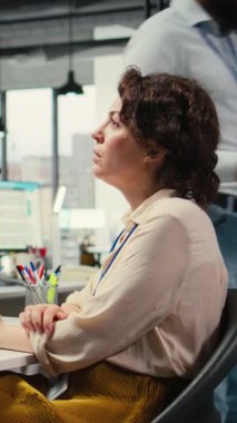 Küresel genişleme stratejisine odaklanan ve organizasyon için kaynak tahsisi planlayan dikey video iş danışmanı, kavrayışları tahmin etmek ve kurumsal büyüme elde etmek için dijital araçlar kullanarak