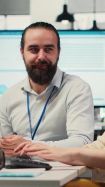 Dikey Video Şirketi yöneticisi ve asistanı, girişim hedefleri ve performans ölçümleri arasında bir sinerji sağlayarak yeni bir genişleme vizyonu üzerinde işbirliği yapmaktadır. Bir proje için ortak kavrayışlar