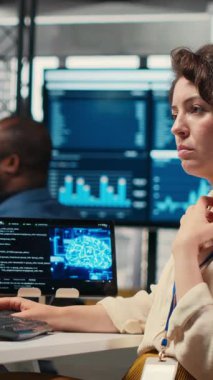 Dikey Video Kadını analisti veri madenciliği ve optimizasyonu için yapay zeka ağları kullanır ve çok uluslu bir şirkette otomasyon araçları ile çalışır. Başarı için yapay zeka dijital araçları