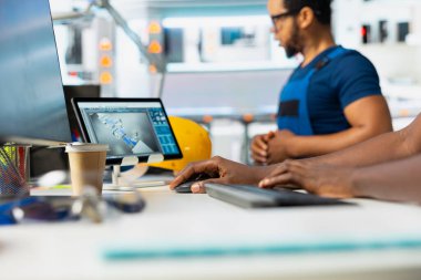 Fotovoltaik fabrikasındaki arızalı sistemleri inceleyen teknisyen parametreleri bilgisayar ve dosyalarla karşılaştırıyor. Güneş panelleri üretim tesisi ve yüksek teknoloji araştırması yapan siyah bir çalışan..