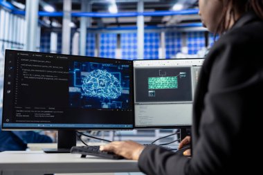 Güneş paneli fabrikasında yapay zeka çözümleri inşa eden teknisyen, hataları tahmin etmek ve üretim süreçlerini otomatik olarak ayarlamak için makine öğrenme algoritmaları uyguluyor