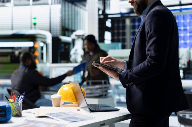 Yüksek teknolojili bir tesiste yeşil teknolojiyi denetleyen, sürdürülebilirliği ve güneş paneli üretimi veya altyapı planlamasında yeniliği sağlayan baş danışman. Şirket denetimi.