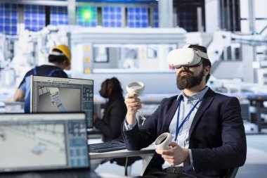Güneş panelleri VR gözlükleri kullanarak profesyonel verimliliği optimize ediyor. Fotovoltaik fabrika teknisyeni sanal gerçeklik teknolojisi kullanarak yenilikçi güneş pilleri tasarım prototipi üzerinde çalışıyor.