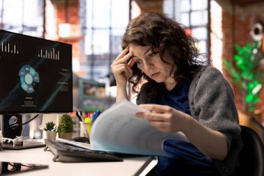 Meslek geliştirme için online öğrenim yapan öğrenci sunumu izlerken not alıyor. Bilgisayar ekranındaki internet seminerinden bilgi toplayan kadın.