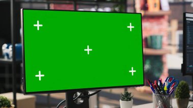 Veri analiz panellerini gösteren ekranların yanındaki ofiste yeşil ekran model bilgisayar. Ölçüm ve veri görüntüleme monitörünün yanındaki şirket çalışma alanındaki krom anahtar izole edilmiş ekran PC
