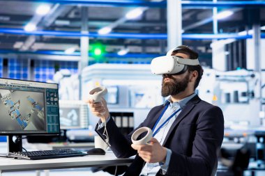 Güneş panelleri, güneş enerjisini kullanan yeni teknolojiler geliştirmek için VR kulaklığı kullanan profesyoneller üretiyor. Fotovoltaik fabrikası araştırmacısı üretim verimliliğini arttırmak için sanal gerçeklik teknolojisini kullanıyor