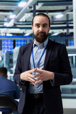 Genel müdür yenilenebilir enerji üretimini tartışmak, kalite kontrol testlerinin güvence altına alınması ve daha ucuz güneş enerjisi için sürdürülebilir çözümlerin sağlanması konulu bir toplantıya ev sahipliği yapıyor. Endüstriyel işlemleri yönet.