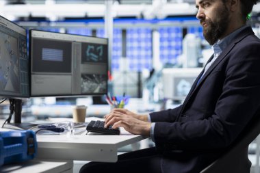 Güneş enerjisi teknisyenleri bir endüstriyel santraldeki panelleri kontrol ederek enerji üretiminin verimli çalışmasını sağlıyorlar. Modern bir iş yerinde çalışan erkek profesyonel danışman..