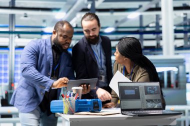 Fabrika müfettişleri ve denetçileri üretim ölçümleri hakkında brifing veriyor, endüstriyel yenilikleri destekliyor ve sürdürülebilir süreç iyileştirmesini destekliyor. Güneş enerjisi üretimi.