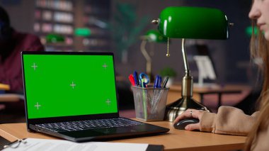 Öğrenci sınav hazırlıkları için araştırma yaparken, güvenilir akademik kaynaklardan eğitim bilgileri okurken, modelleme sergisi kullanır. Öğrenci notlarını ders kitabında tamamlar. Kamera A.