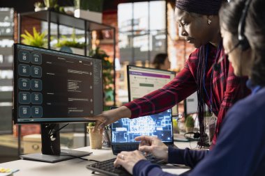 Çağrı merkezi müdürü, AI Chatbot 'un iş yerinde nasıl kullanılacağı konusunda yeni elemana rehberlik ediyor. Müşteri desteği uzmanları yeni çalışana AI LLM asistanı kullanmayı öğretiyor