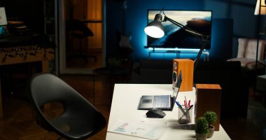 Geniş bir apartman dairesi, rahat dekorları, akıllı televizyonlu ahşap mobilyaları ve bitkileri olan yaratıcı bir yaşam tarzı ve konforu olan. Minimalist alan.