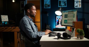 Ev ortamından faaliyet gösteren erkek serbest çalışan, parasal verileri değerlendiriyor ve işi genişletmek için uluslararası sermaye kaynaklarını araştırıyor. Mali analist bütçe dengesini onayladı. Kamera A.