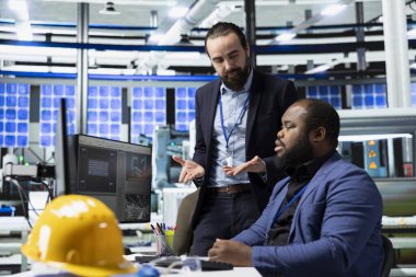 İki genel müdürlük iş ortağı, yenilenebilir enerji geliştirme hedefleri ve verimli endüstriyel operasyonlar sağlayarak, güneş enerjisi fabrikasındaki üretim süreci ve bilgisayar verilerini denetlemektedirler..