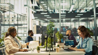 Yeni işindeki ilk günün kutlu olsun. Eşyaları boşaltma, iş arkadaşlarıyla tanışma. Neşeli işçi ofise geliyor, yeni şirket pozisyonu üzerinde çalışmaya başlıyor, ekip tarafından karşılanıyor, kamera B