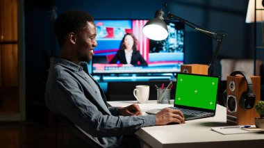 Serbest çalışan kişi kroma anahtar ekranındaki finansal grafikleri kontrol ediyor, araştırıyor ve görüşü paylaşıyor. Uzaktan kumandalı işçi iş dünyasının ekonomik figürlerini karşılaştırıyor, bir strateji yaratıyor. Kamera B.