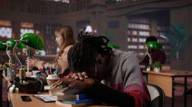 Araştırma yaparken odaklanmış ve uyanık kalmaya çalışan bir kız öğrenci üniversite diplomasını almak için kütüphanedeki bekarlık kağıdına yazı yazıyor. Tam bir çalışma. Kamera B.