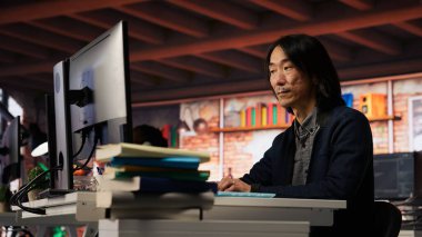 Girişim yöneticisi rekabetçi bir avantaj elde etmek için ofiste makine öğrenme teknolojisi kullanıyor. Asyalı Silikon Vadisi bilişim uzmanı hızlı teknolojik gelişim üzerinde çalışıyor, kamera B