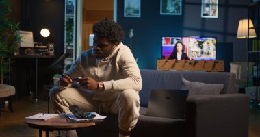 Afrika kökenli Amerikalı şeker hastası evinde insülin kalem kullanarak ve glikoz seviyesini ölçerek çalışıyor. Hastalıklı genç yetişkinler glukometre kullanır. Kamera B.