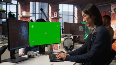 Baş teknik görevli yazılım geliştirme hizmetleri sağlayan yapay zeka teknolojisi şirketinde bilgisayar kullanıyor. Başlangıç bilişim uzmanı yeşil ekran PC, kamera A üzerindeki kodlama sürecini düzenlemek için yapay zeka kullanır