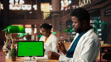 Erkek diş hekimliği öğrencisi, yapay ekranın yanında ağız hijyenini öğreniyor, bir plastik insan çene modeli üzerinde diş uygulamalarını öğreniyor. Başarılı bir kariyer için dişleri inceliyor. Kamera A.