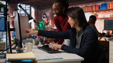 Al startup ofis yöneticisi makine öğrenmeye başlamadan önce kıdemli takım liderine sorular soruyor. Teknik girişimci şirket çalışanı kod hatalarını düzeltmek için müdürden yardım istiyor, kamera A