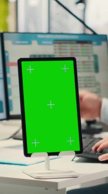 Dikey Video İşletme Danışmanı tablette kroma anahtarı olan tahminleri inceliyor, brifing için performans ölçümleri üzerinde çalışıyor. Küresel genişleme ve ağ oluşturma için rakamlar artıyor. Kamera.