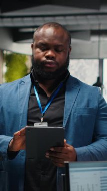 Dikey Video Siyah işletme yöneticisi, yeni bir fırsat için kaynak ve analitik planlayarak, yeni bir strateji ile girişimi geliştirmeye odaklandı. Kurumsal büyümeye ulaşmak. Kamera B.