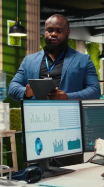 Dikey Video Siyah işletme yöneticisi, yeni bir fırsat için kaynak ve analitik planlayarak, yeni bir strateji ile girişimi geliştirmeye odaklandı. Kurumsal büyümeye ulaşmak. Kamera A.