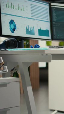 Çok uluslu bir şirketteki dikey Video Boş çalışma alanı, veri tahmini için hazırlanmış analitik görüşe sahip bilgisayarları, kurumsal hedeflerle aynı hizaya getirilmiş yönetim hedeflerini gösteriyor. Girişim işi.