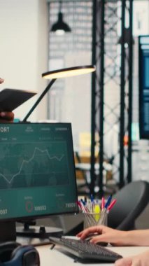 Vertical Video Happy iş arkadaşları başarılı görevleri başardıktan sonra zaferin keyfini çıkararak ve uzmanlıklarından memnun kalarak beşlik çakıyorlar. Çeşitli insanlar başarıyı kutluyor, dostça.