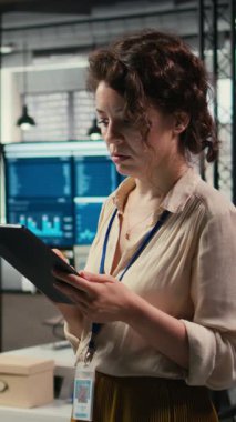 Dikey Video, kadın profesyonellerin iş planlarını ve grafiklerini inceleyerek rapor yaratmalarını sağlayarak, başarı ve sonuç için etkili yönetim ve stratejik planlama becerileri sergilemelerini sağladı. Kamera A.