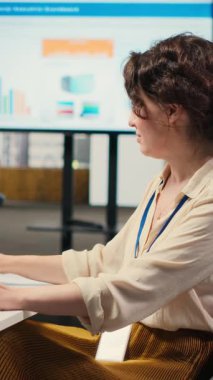 Dikey Video Hesap Yöneticisi, yükselen eğilimleri, hisse senedi ticaretindeki ilerlemeden mutlu ve neşeli bir şekilde kutluyor. Gelişme ve servet kazanma fırsatı. İş büyümesi. Kamera.