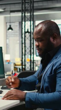 Dikey Video Siyah iş danışmanı, yeni bir strateji oluşturmak ve modern bir ofiste proje hedeflerini gerçekleştirmek için notlar alarak, küresel bir genişlemeyi tahmin etmek için bazı veri içgörüleri yazdı. Bunun için motivasyon