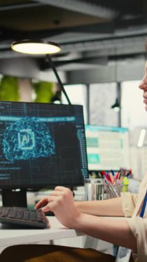 Verimlilik tanıma için yapay zeka öğrenimi kullanan Dikey Video Kadın çalışanı, bir çalışma alanında veri paylaşım ve optimizasyon modelleri sinerjisi kullanarak. IT şirketinin yapay zekası