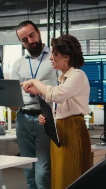 Proje planlama ve brifingde işbirliği yapan ofis çalışanlarından oluşan dikey video ekibi, performans ölçümlerini çalıştırmak için tablet üzerindeki tablolardaki verileri kullanıyor. Ekip çalışması ve iş ortaklığı