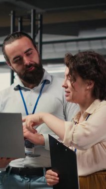 Proje planlama ve brifingde işbirliği yapan ofis çalışanlarından oluşan dikey video ekibi, performans ölçümlerini çalıştırmak için tablet üzerindeki tablolardaki verileri kullanıyor. Ekip çalışması ve iş ortaklığı