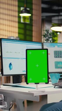 Dikey Video Erkek idari müdürü grafikler ve izole edilmiş maket ekran ile çalışarak uluslararası piyasada iş başarısını güvence altına alıyor. Ofisteki küresel genişleme stratejisi için veriler gözden geçiriliyor