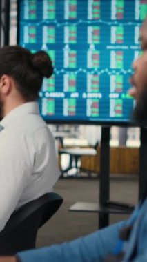 Dikey Video Kadın Meslektaşı genel müdür için belge klasörleri getiriyor ve takım liderine arşivlenmiş dosya yığınında yardımcı oluyor. Verimli örgütsel iş akışını sağlama sekreteri. Kamera B.