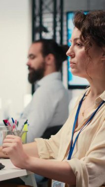 Verimlilik tanıma için yapay zeka öğrenimi kullanan Dikey Video Kadın çalışanı, bir çalışma alanında veri paylaşım ve optimizasyon modelleri sinerjisi kullanarak. IT şirketinin yapay zekası